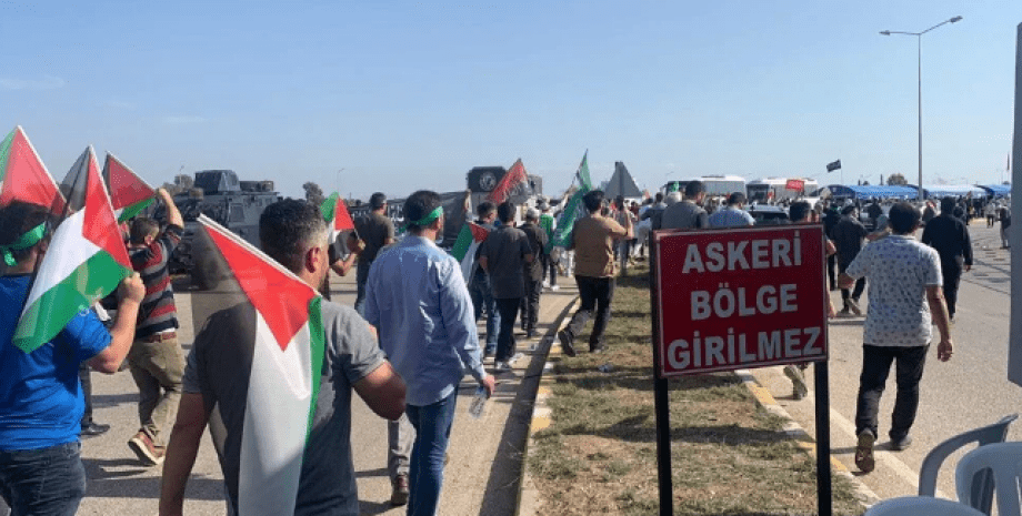 Турция авиабаза США протест акция полицейские полиция Турция, авиабаза США, протестующие атаковали базу США, полиция, полицейские, водометы, перцовые балончики