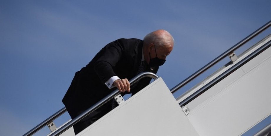 Джо Байден, мемы, байден упал на трапе, падение Байдена, президент сша, самолет, air force one