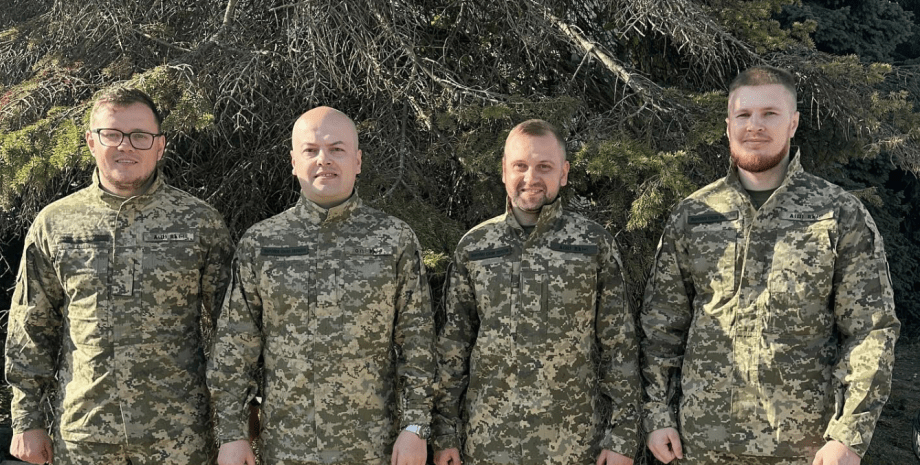 Les musiciens ont déjà dépassé la Commission médicale militaire de l'hôpital cli...