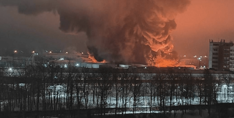 Горит завод в Ленинградской области РФ в Ленинградской области Атака БПЛА, атака дронов, атака беспилотников, взрывы, взрывы в России, атака Россия, пожары в России, заводы, пожар, горят заводы