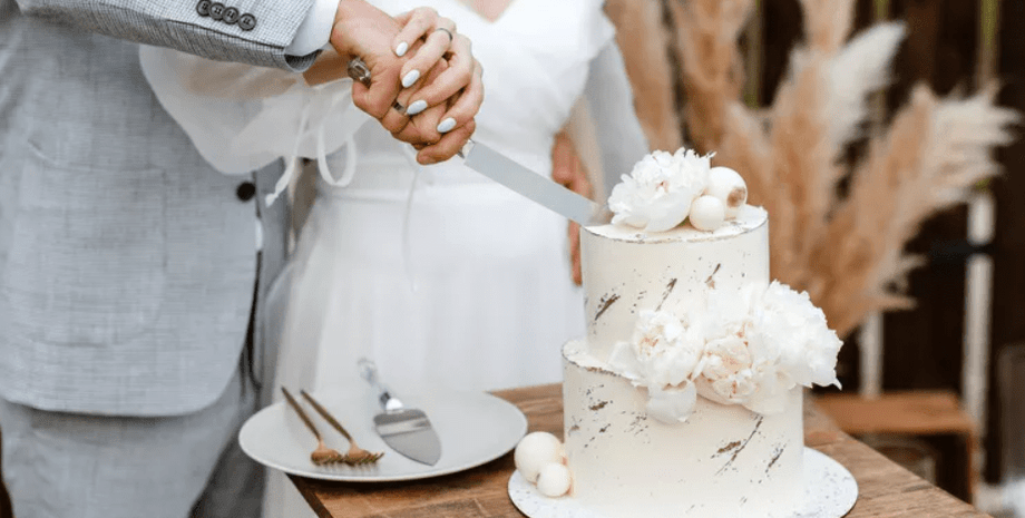 Свадебный торт привел к травме и разводу: мужчина ранил невесту вилкой во время церемонии