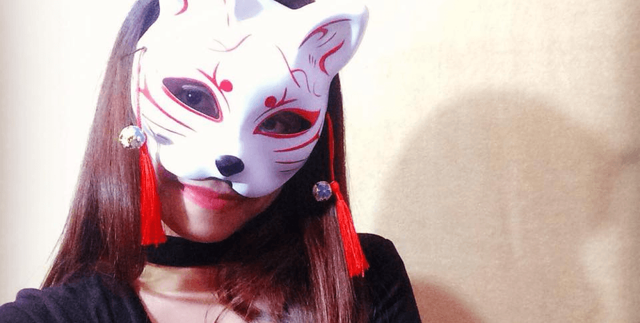 Дівчина в масці лисиці, теріантропи, костюм тварини, короткі шорти, маска лисиці, падчерка, зведена сестра, поганий приклад