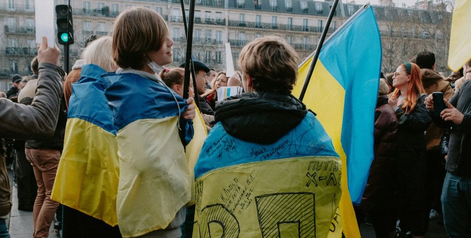 Ребята с флагом Украины