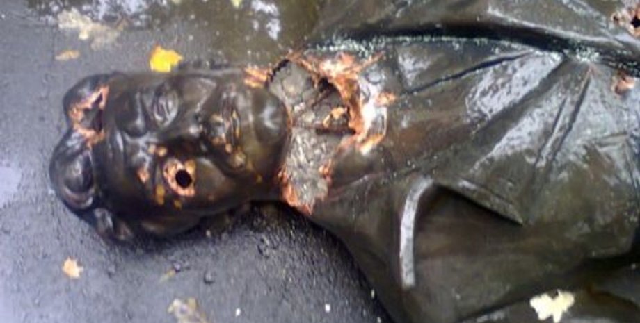 Сброшенный памятник Артему