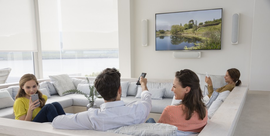Сім'я перед телевізором Телевізор для дому