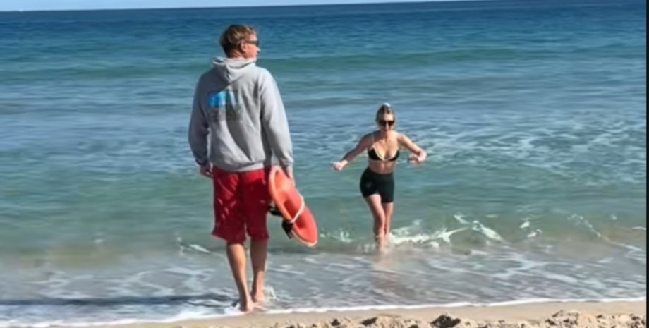 В США спасатель предупредил женщину об опасности под водой