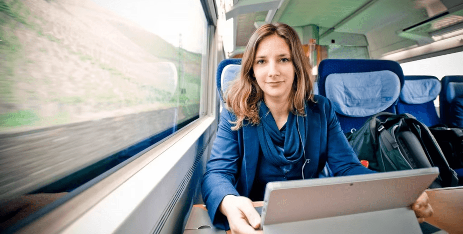 Женщина жила в поездах, всегда в отпуске, жила в поезде, дешевле чем снимать квартиру, аренда жилья, поезд, вокзал, Леони