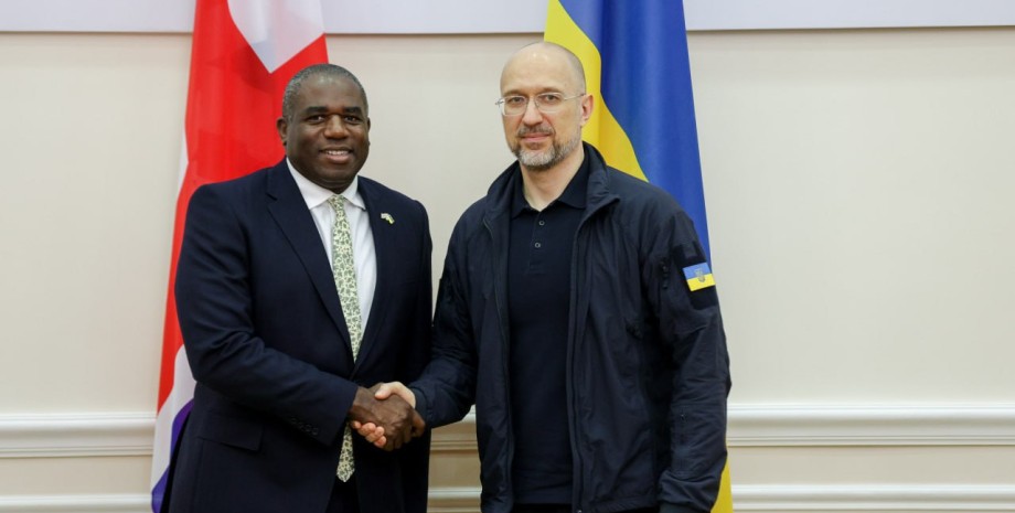 Глава МИД Великобритании Дэвид Ламми и премьер-министр Украины Денис Шмыгаль Дэвид Ламми, Киев, Великобритания, Денис Шмыгаль, рукопожатие
