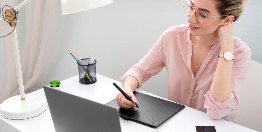 Девушка за рабочим столом