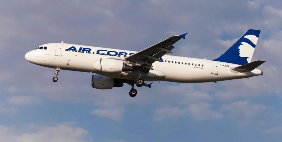 Самолет Air Corsica в небе, рейс из Парижа в Аяччо
