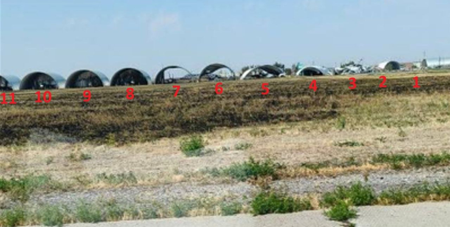 Mehrere Hangars wurden an der Luftbasis zerstört und beschädigt, und in Satellit...