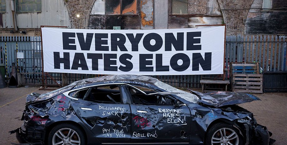разбитая тесла, Tesla Model S, Илон Маск, акция протеста