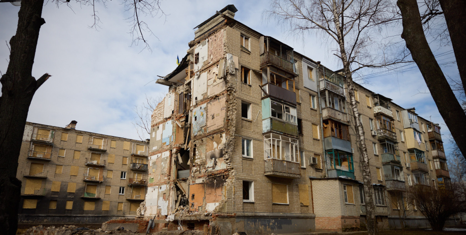 дом, выбитые окна, поврежденный дом, Харьков, поврежденный дом
