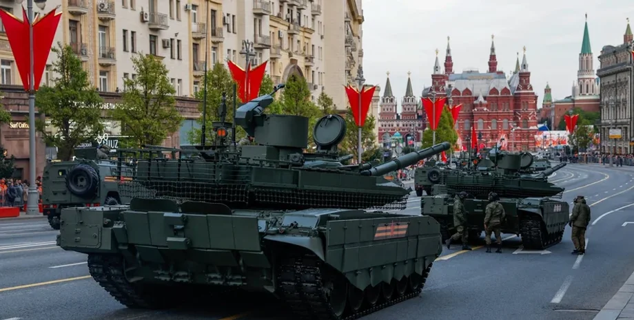 Танки їдуть по Красній площі в Росії на День Перемоги