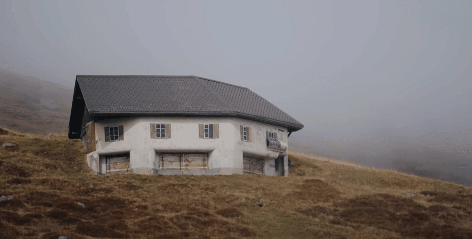 Жилой дом в швейцарской деревне, под которым расположен ядерный бункер, ставший частью повседневной жизни семьи