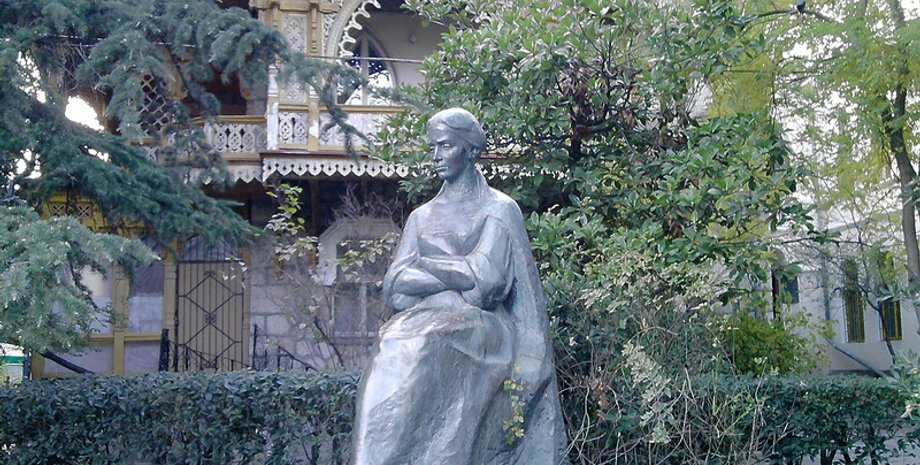 Памятник Лесе Украинке в Ялте / Фото: kulupa.livejournal.com