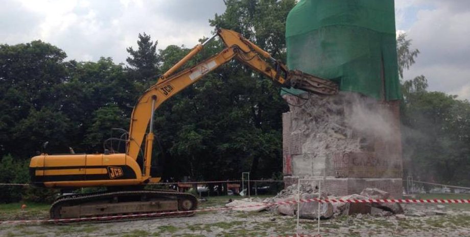 Снос памятника / Фото: facebook.com/Glsvsk