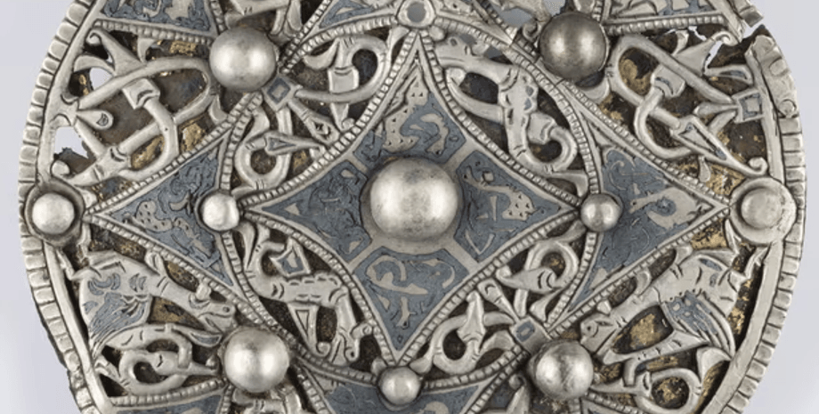 брошь, находка, артефакт, серебро, медь, царапины, ремонт, ювелир, реставрация, консервация, животное, Англия, Великобритания, Чеддер, потеря, музей