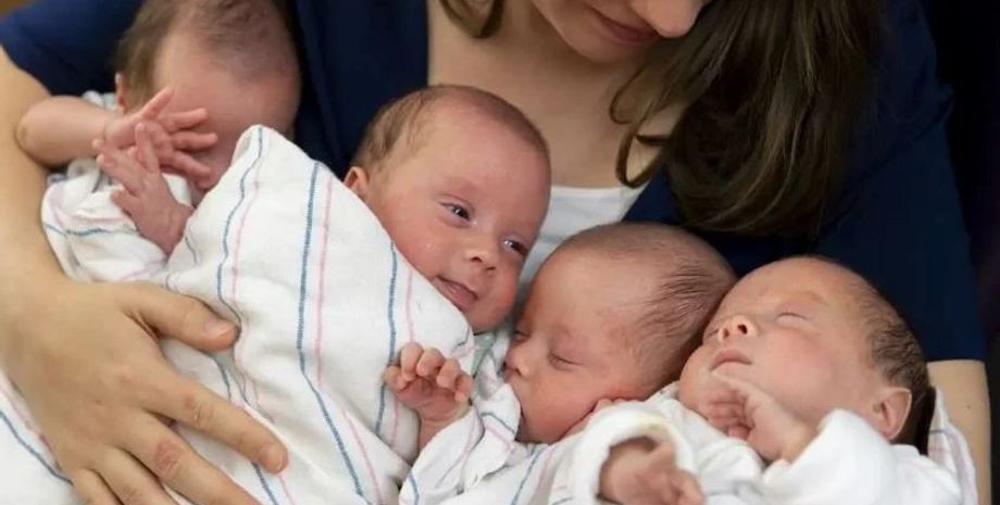 Женщина родила за раз сразу четырех идентичных детей, такое случается раз на 40 миллионов случаев, курьезы