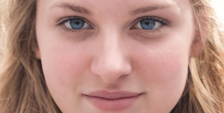 дівчина-фейк