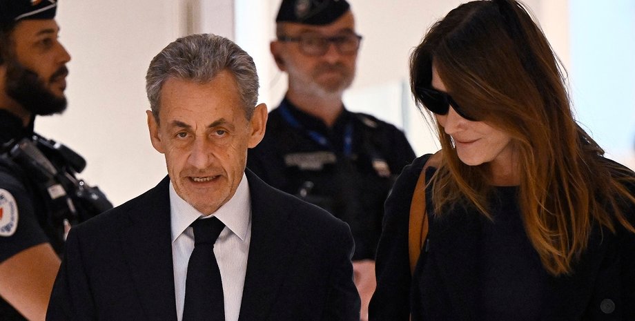 Ніколя Саркозі та Карла Бруні Ніколя Саркозі та Карла Бруні прибули до суду