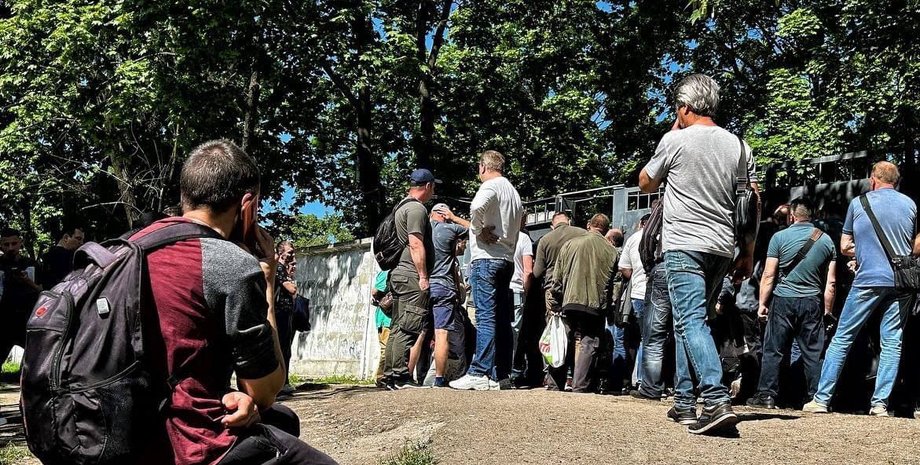 очереди в военкоматы украины, очереди ТЦК, уклонение от мобилизации, мобилизация, украина мобилизация