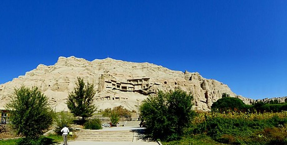 История пещер Кизил, Буддийские храмы Шелкового пути, Культурный обмен на Шелковом пути, Сохранение исторических фресок, Древнекитайская пещерная архитектура, Художественное влияние династии Тан, археология, история