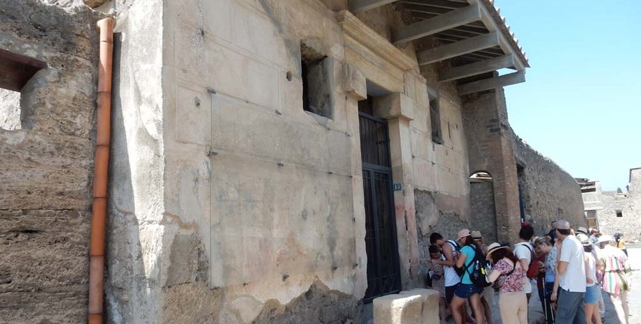 помпеи, вилла, вандализм, турист, турист из казахстана