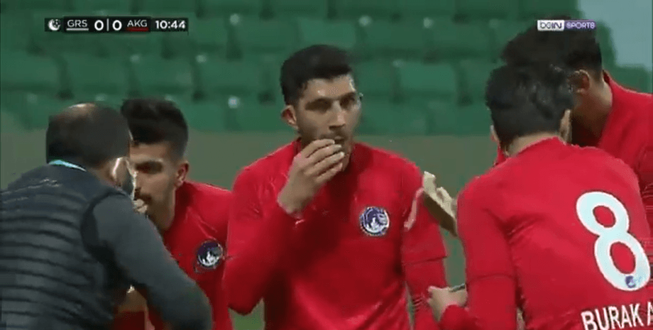 футбол, футболисты, Турция, матч, матч остановили, чтобы футболисты покушали