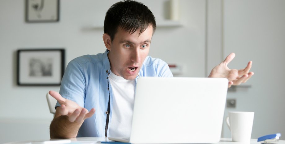Чоловік злиться через ноутбук