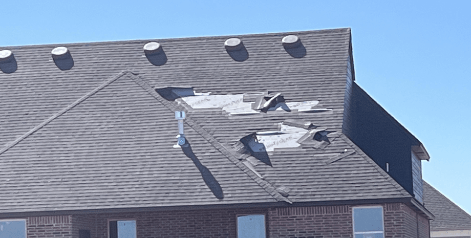 Повреждение крыши, черепица отшелушивается, новый дом, качество монтажа, Reddit, вирусное фото, стоимость ремонта