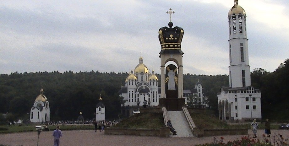 Общий вид комплекса церковных сооружений в Зарванице / Фото: Википедия