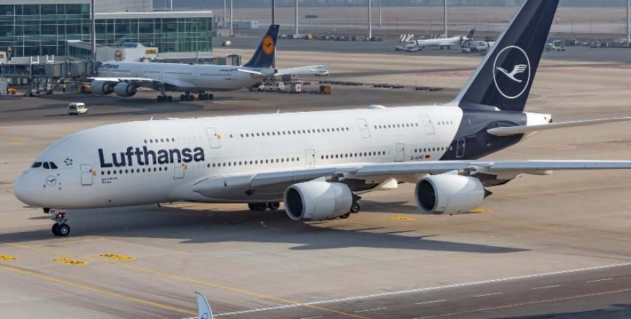 Самолет Lufthansa, аэропорт