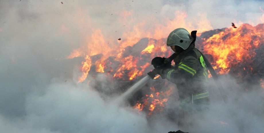 пожежа у Севастополі відео, пожежа Севастополь, горить нафтобаза Севастополь, вибухи у Криму