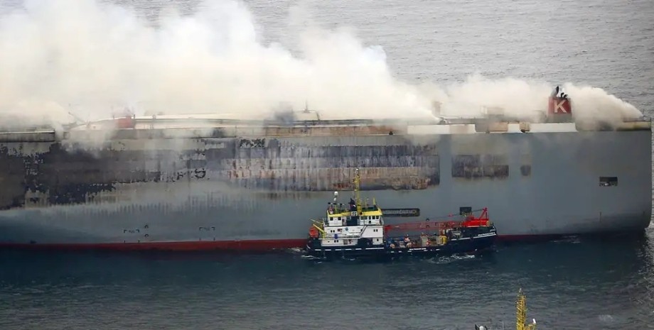 сгоревшее судно, Freemantle Highway, сгорело судно, судно с автомобилями