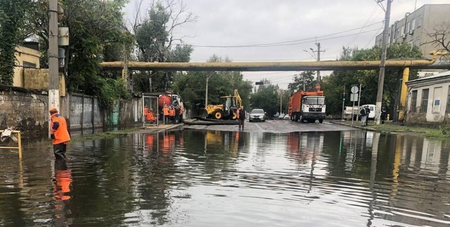 В Одессе более часа длится сильный ливень