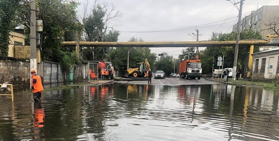 В Одесі понад годину триває сильна злива