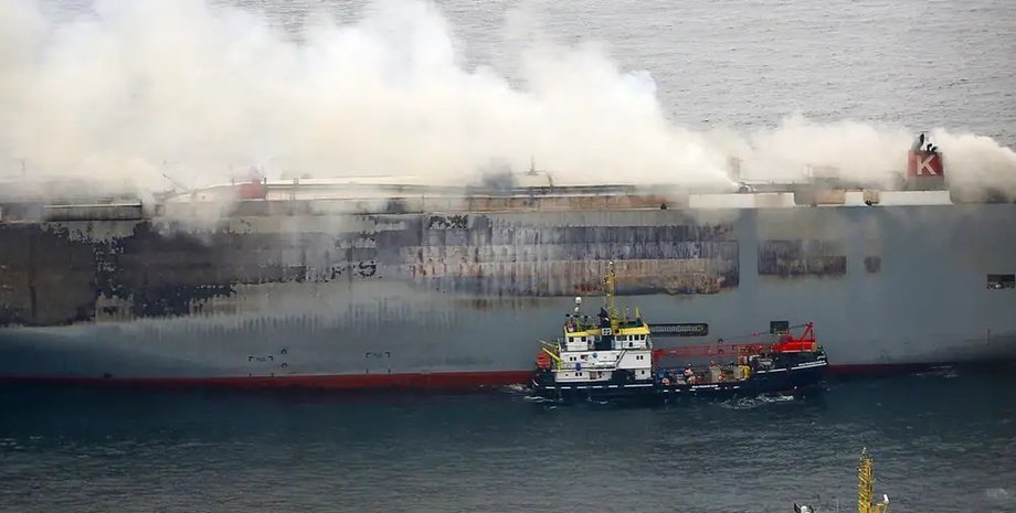 сгоревшее судно, Freemantle Highway, сгорело судно, судно с автомобилями