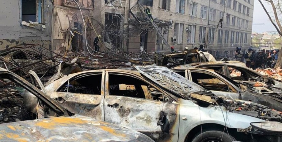 Фото иллюстративное. Бомба попала в район плотной жилой застройки