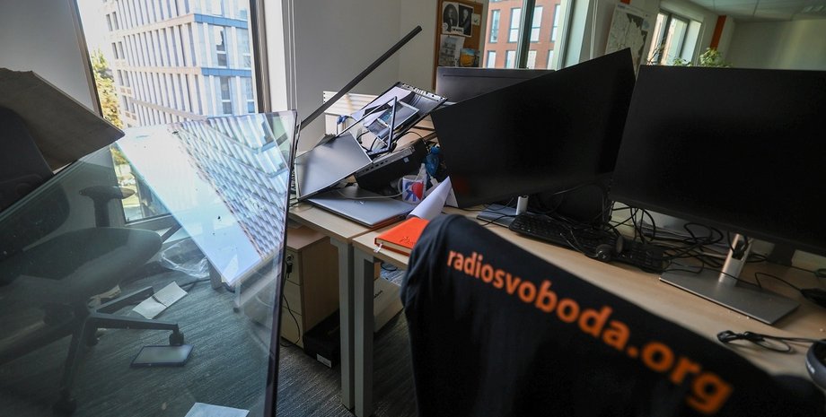 Офіс "Радіо Свобода" після обстрілу росіян