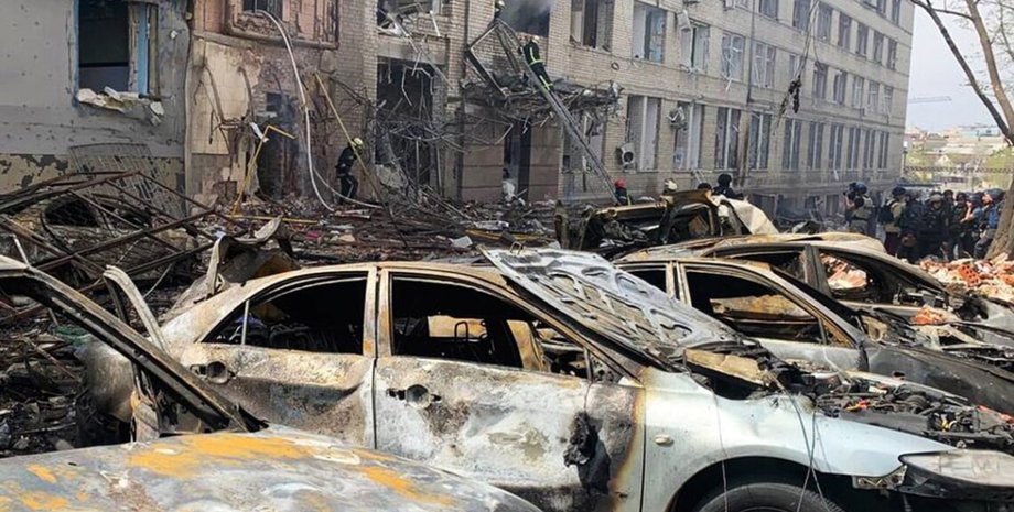 Фото ілюстративне. Бомба влучила в район щільної житлової забудови