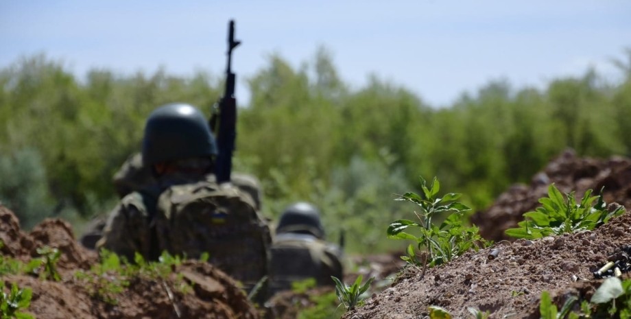 Podle poručíka obrany s volací značkou „Alex“ je většina vesnice v oblasti Zapor...