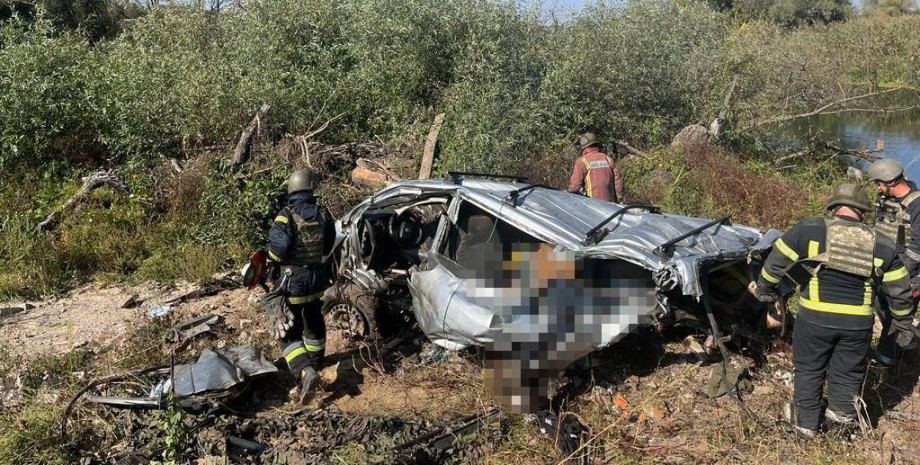 Los invasores rusos atacaron autos en el medio del día donde la gente evacuaba. ...