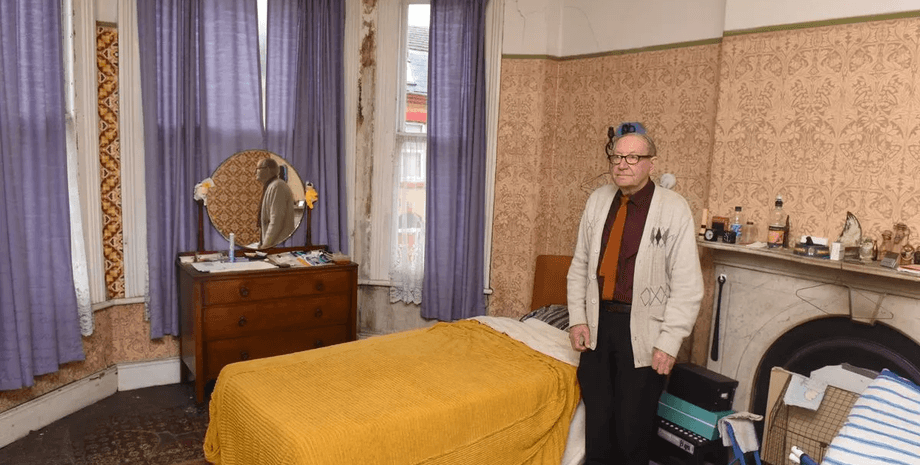 Чоловік понад 60 років нічого не міняв у будинку, пенсіонер, старий будинок, житло в Англії, ремонт у будинку, застиг у часі,