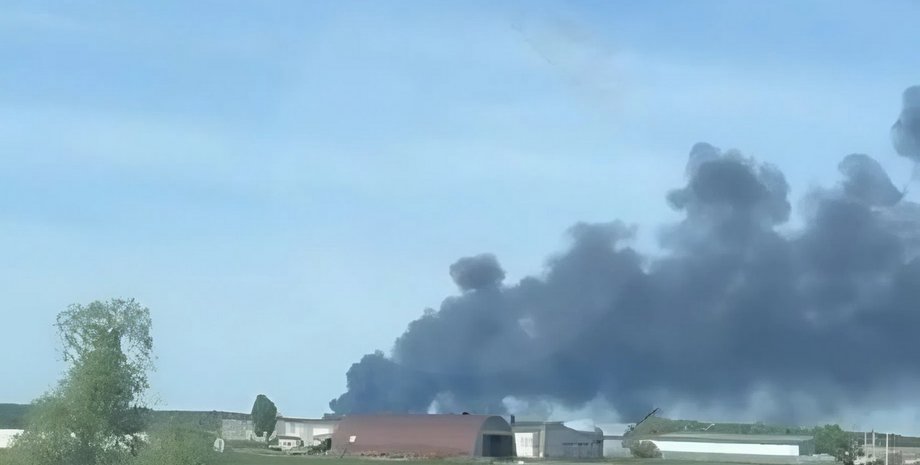 фото стовпа диму над ЛВДС Нурлино у Башкортостані 13 травня