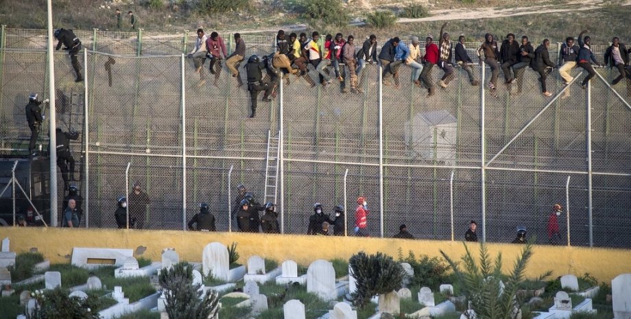 Стена на границе Испании / Фото: Reuters