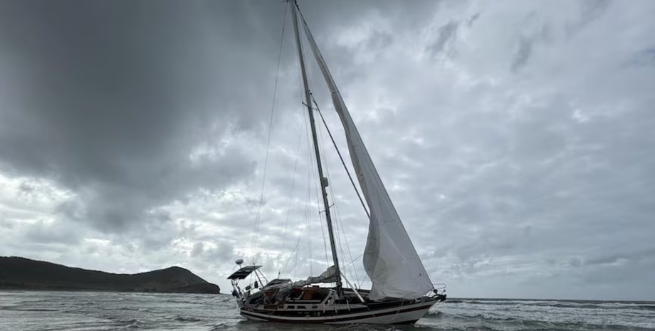 Яхта Ocean Rambler на берегу у мыса Бедфорд, Австралия, где пропал её капитан из США