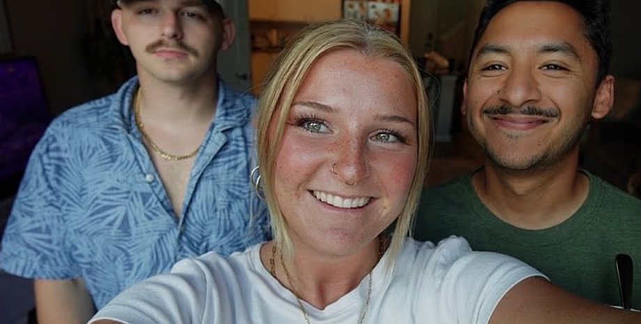 Жінка живе з новим бойфрендом і ексчоловіком в одному домі