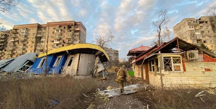 Serviceman Stanislav Bunyatov uvedl, že obránci musí opustit zraněné, zatímco op...