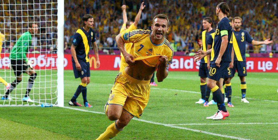 Андрей Шевченко празднует забитый гол в матче Евро, поднимая футболку